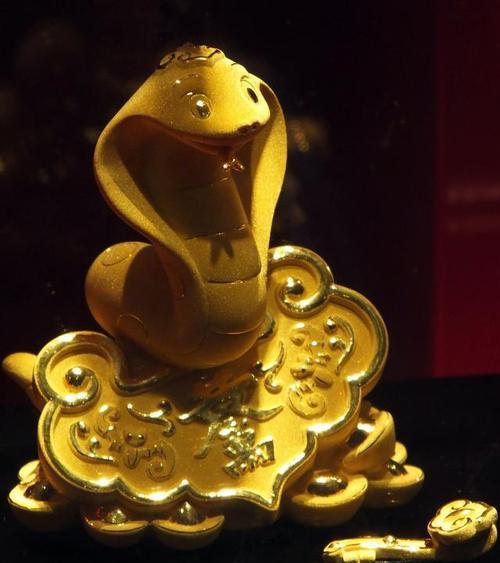 属蛇的人每月运势 77年属蛇人2025年运势运程每