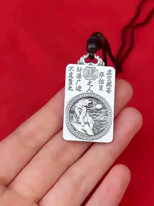 本命佛贴身戴还是隔着衣服(本命佛带在身上好吗)