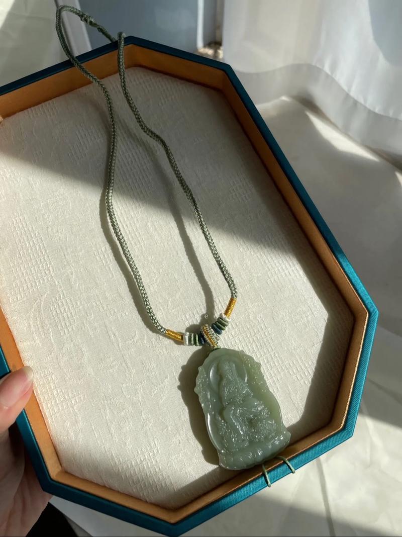 如何佩戴方形本命佛以获得好运与庇佑 如何佩戴方形本命佛以获得好运与庇佑