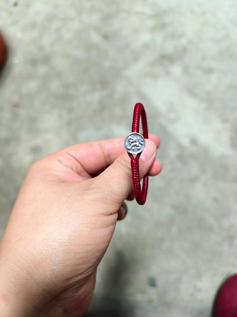 属鸡的本命佛是什么样子的(属鸡人的本命佛是什么菩萨)的简单介绍