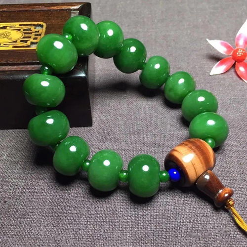 戴佛好还是平安扣好(女人戴佛与平安扣哪个更好)