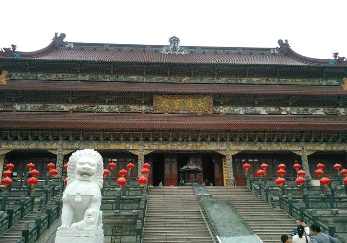 云南澜沧县被指将大量垃圾直排天坑溶洞 云南澜沧县被指将大量垃圾直排天坑溶洞