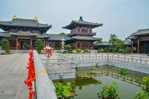 属猴的戴什么颜色本命佛好呢(属猴戴什么颜色招财)