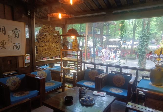 眼神向上的面相女