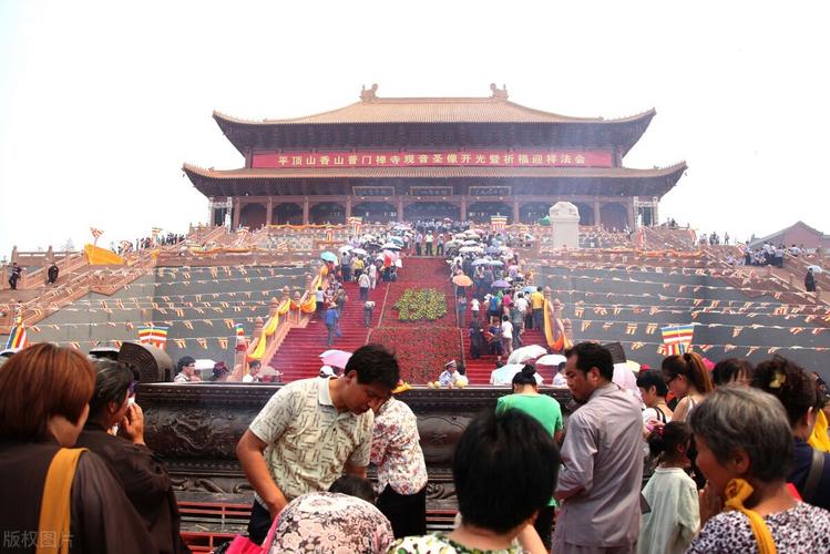 属蛇的本命佛守护神(属蛇的保护神本命佛)